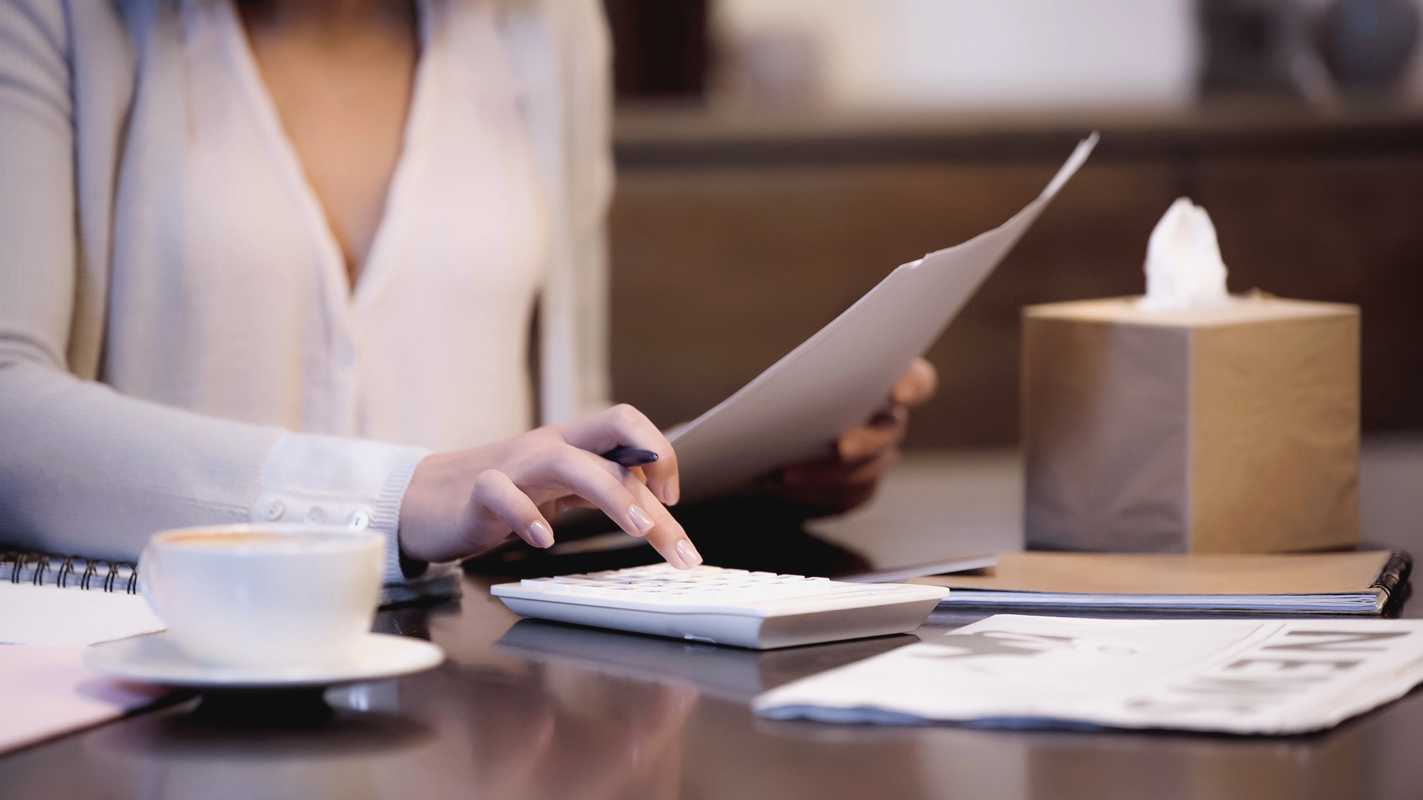 woman computing and budgeting the current cash flow of her freelancing business