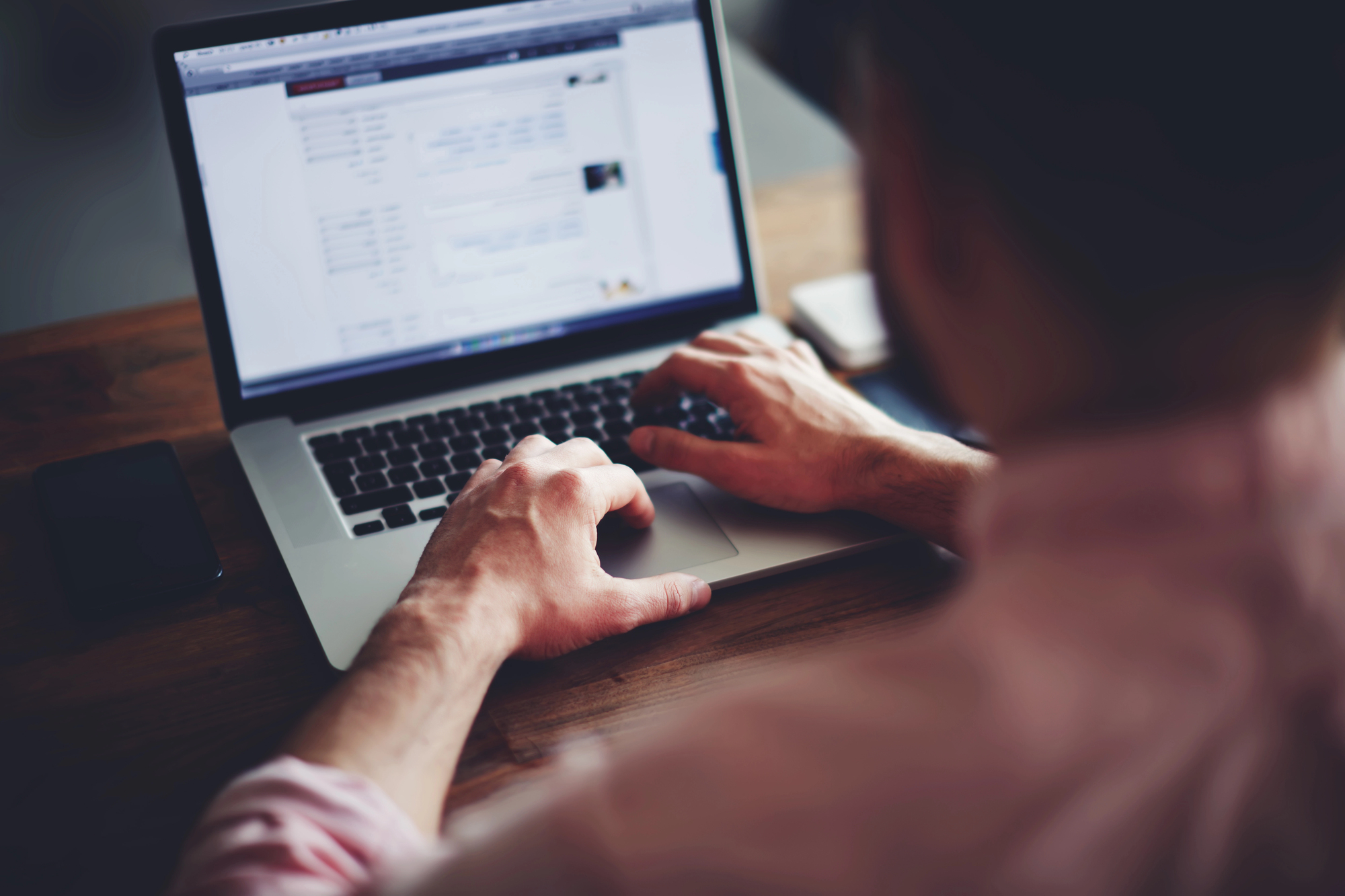 a freelance online tutor browsing for new laptops after getting a merchant cash advance for tutoring services from Giggle Finance