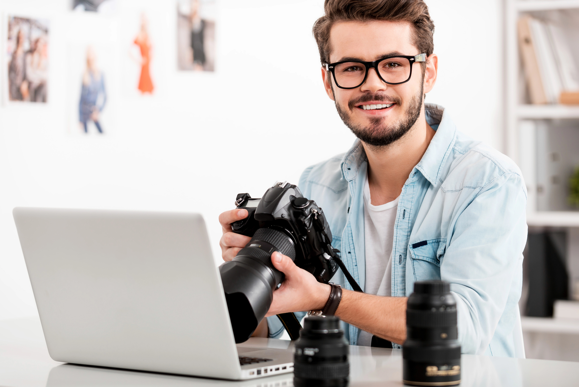 A photography professional looking happy after getting their new camera gear through a merchant cash advance from Giggle Finance