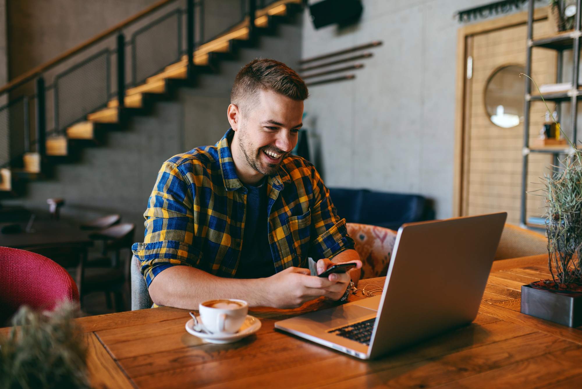 a gig worker talking to a client about the progress of the tasks