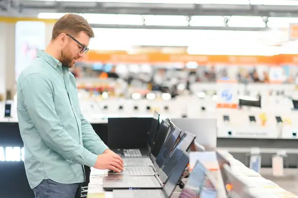 freelancer testing different laptops before buying