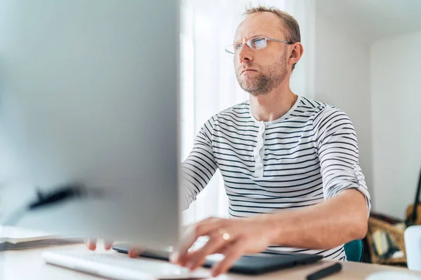 a self-employed individual looking for grants they can apply to online
