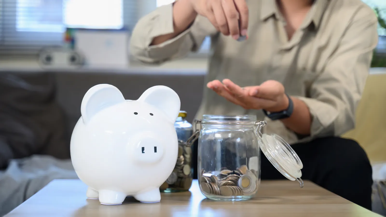 Freelancer budgeting income and setting aside savings to build an emergency fund