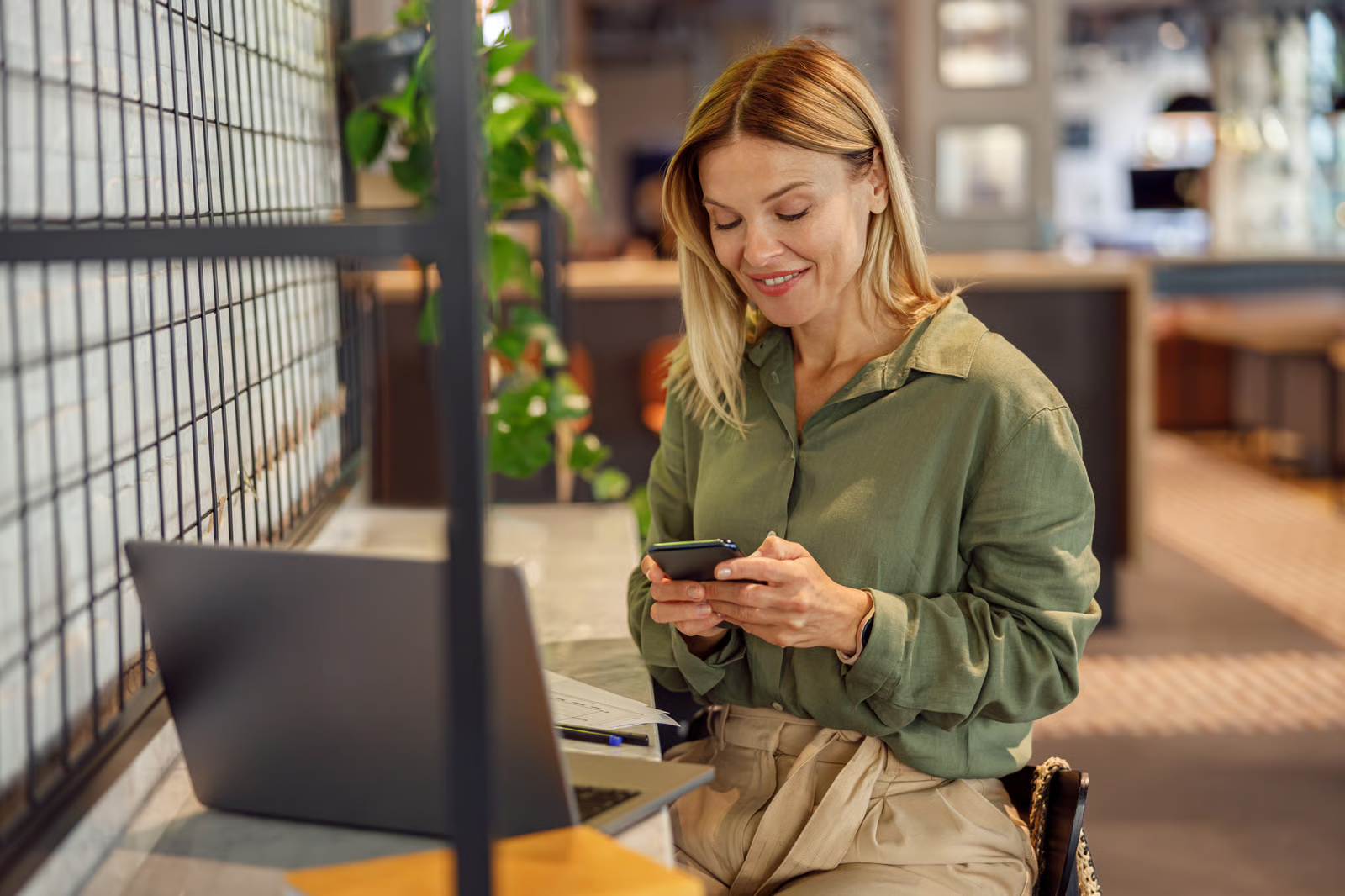 freelancer applying for 1099 worker funding online using their mobile phone