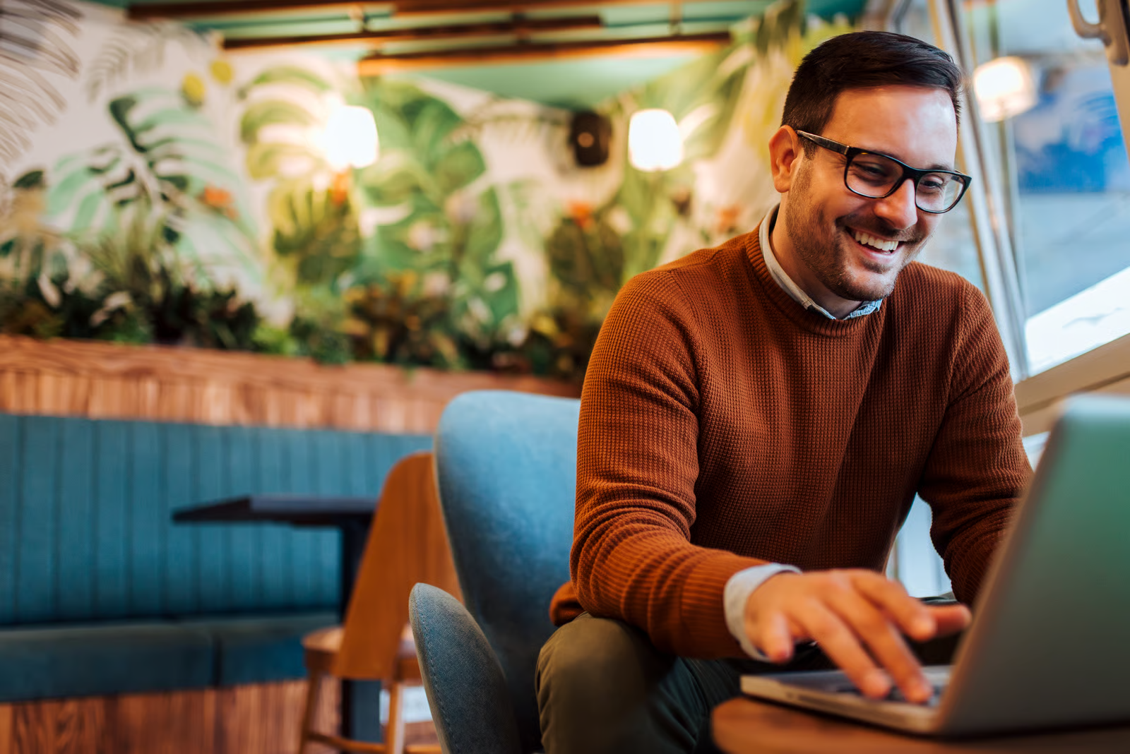 freelancer looking at alternative funding options while sitting in a cafe