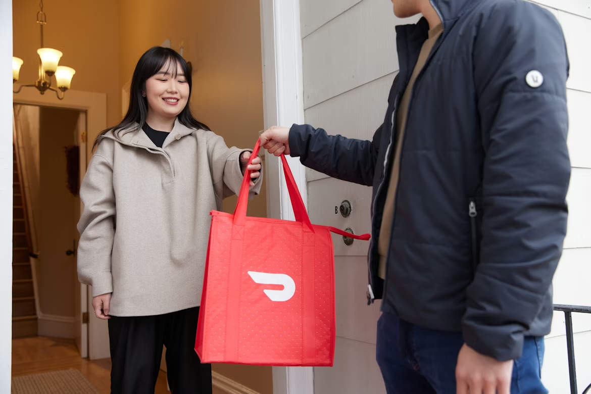 Gig worker completing a DoorDash delivery to earn income
