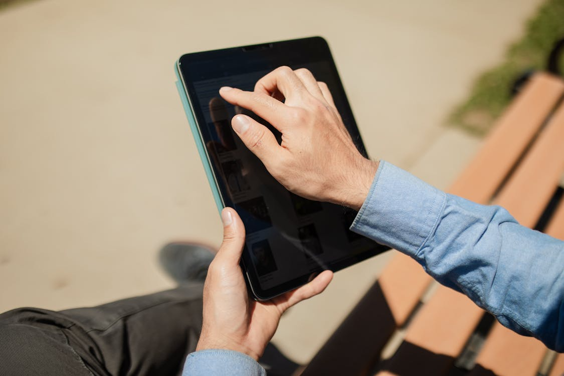 gig worker using their tablet to apply for a cash advance from Giggle Finance