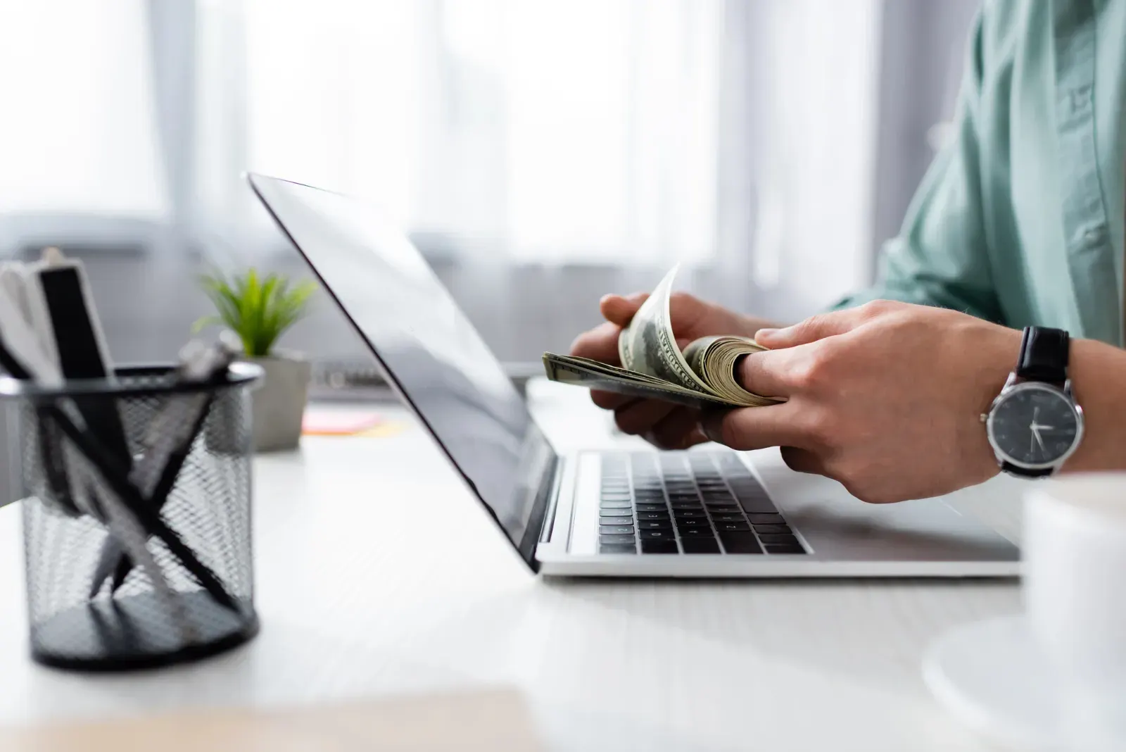 freelancer counting money from a cash advance